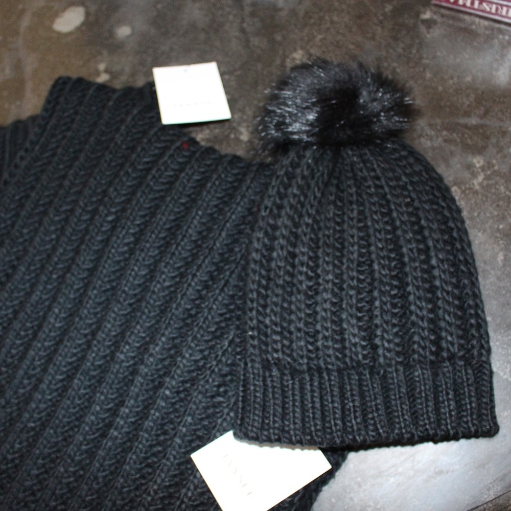 Jaanuu, Black cable knit pom pom beanie and key hole  scarf